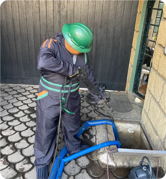 Operador realiza enjuague durante el lavado de cisternas en Tultitlán