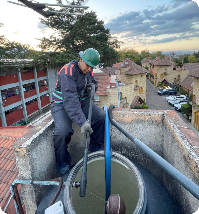 Operador realiza un enjuague durante el lavado de cisternas y tinacos en Nicolás Romero