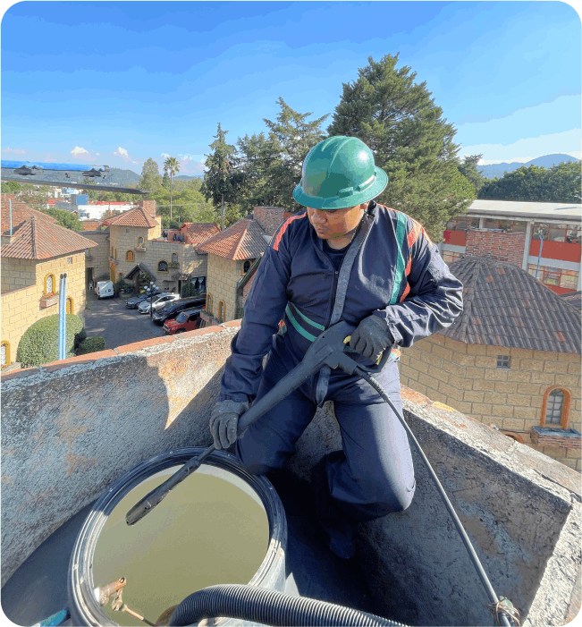 Operado realiza enjuague durante el lavado de tinacos en Melchor Ocampo