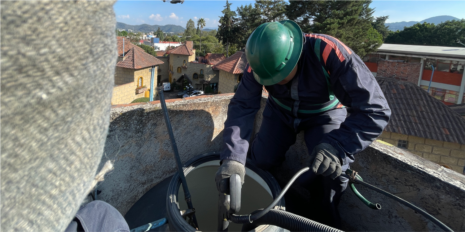 Operador realiza enjuague durante la limpieza de cisternas y tinacos en Melchor Ocampo
