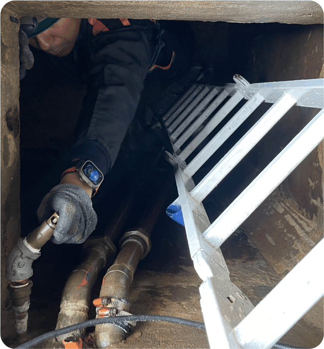 Operador realiza una revisión de accesorios durante el lavado de cisternas en San Mateo Atenco