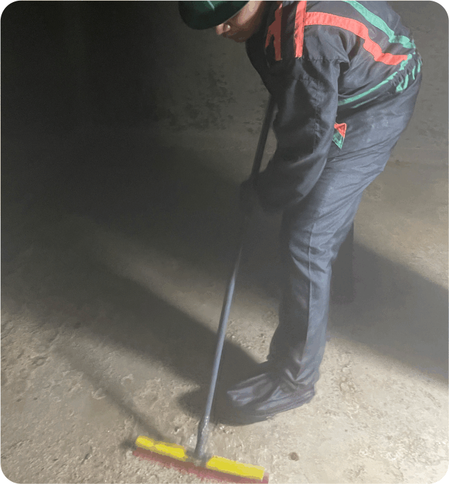 Operador realiza un tallado a cisterna durante el lavado de cisternas en Tepotzotlán