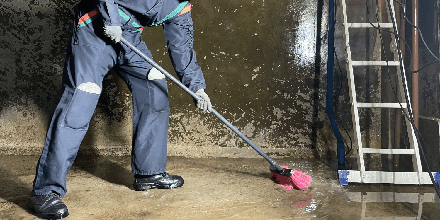 Operador realiza un tallado durante el lavado de cisternas en Valle de Chalco