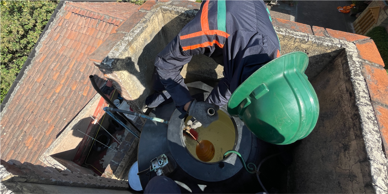 Operador realiza un tallado a tinaco durante la limpieza de cisternas y tinacos en Melchor Ocampo