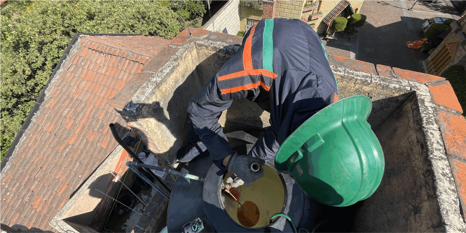 Operador realiza un tallado a tinaco durante la limpieza de tinacos en Melchor Ocampo