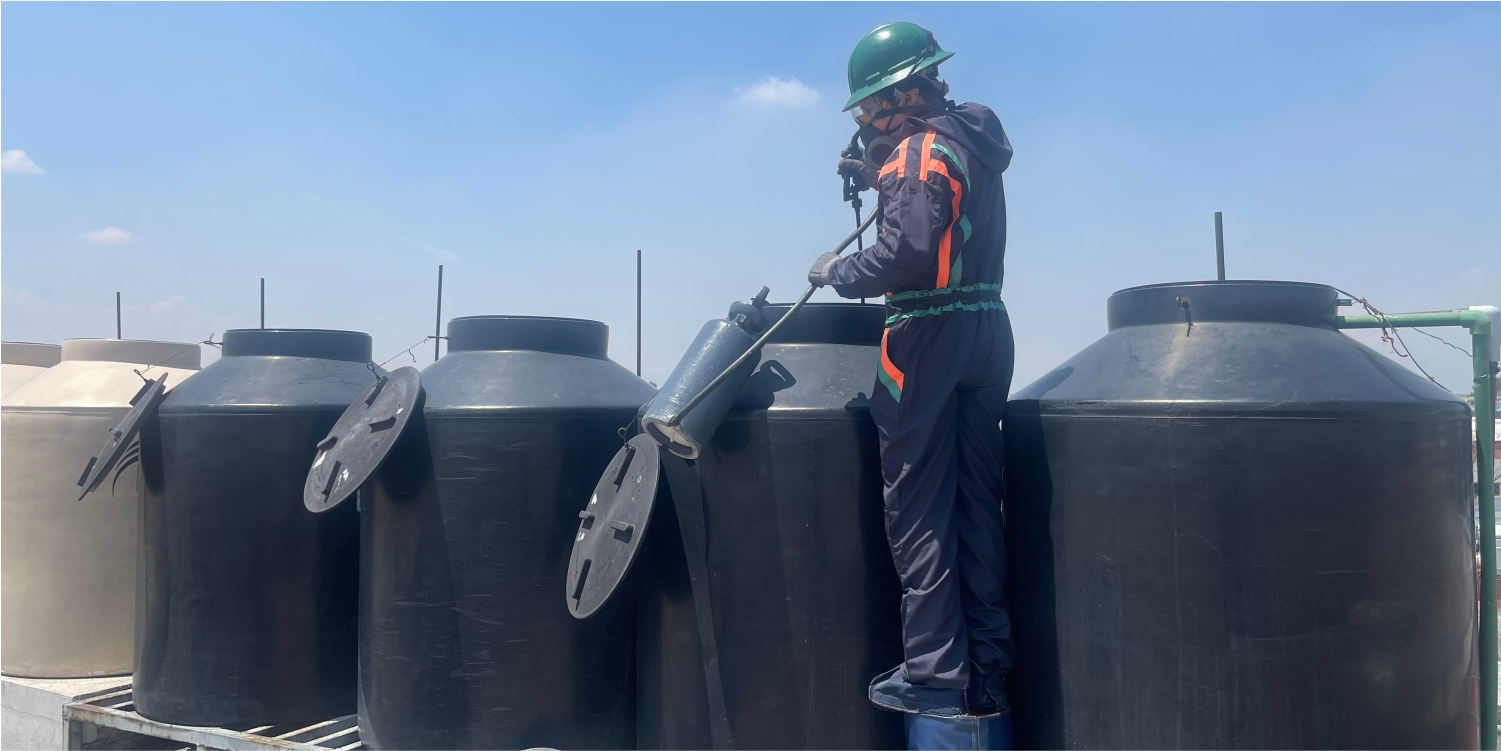 Operador realizando una desinfección durante la limpieza de cisternas y tinacos en Chimalhuacán