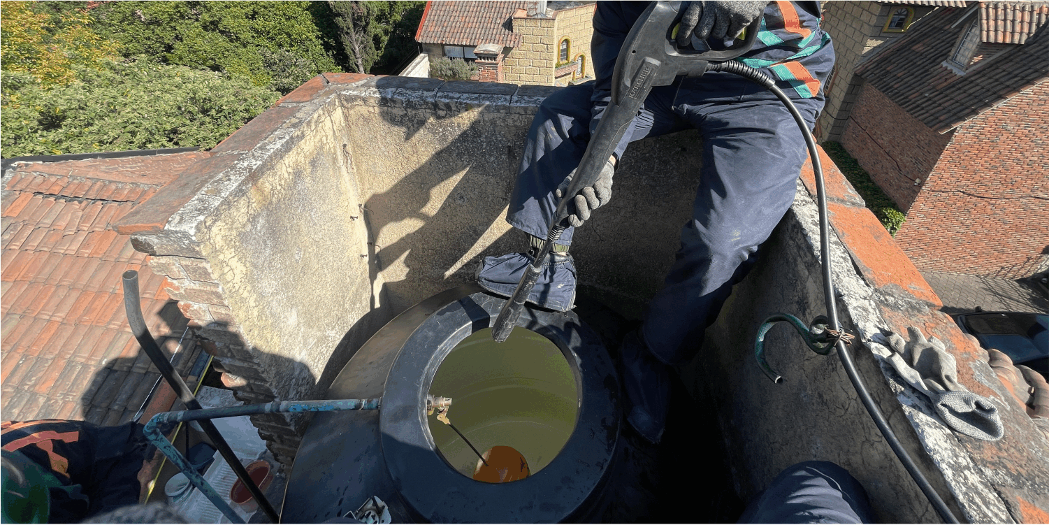 Operador realizando un enjuague durante la limpieza de tinacos en Benito Juárez