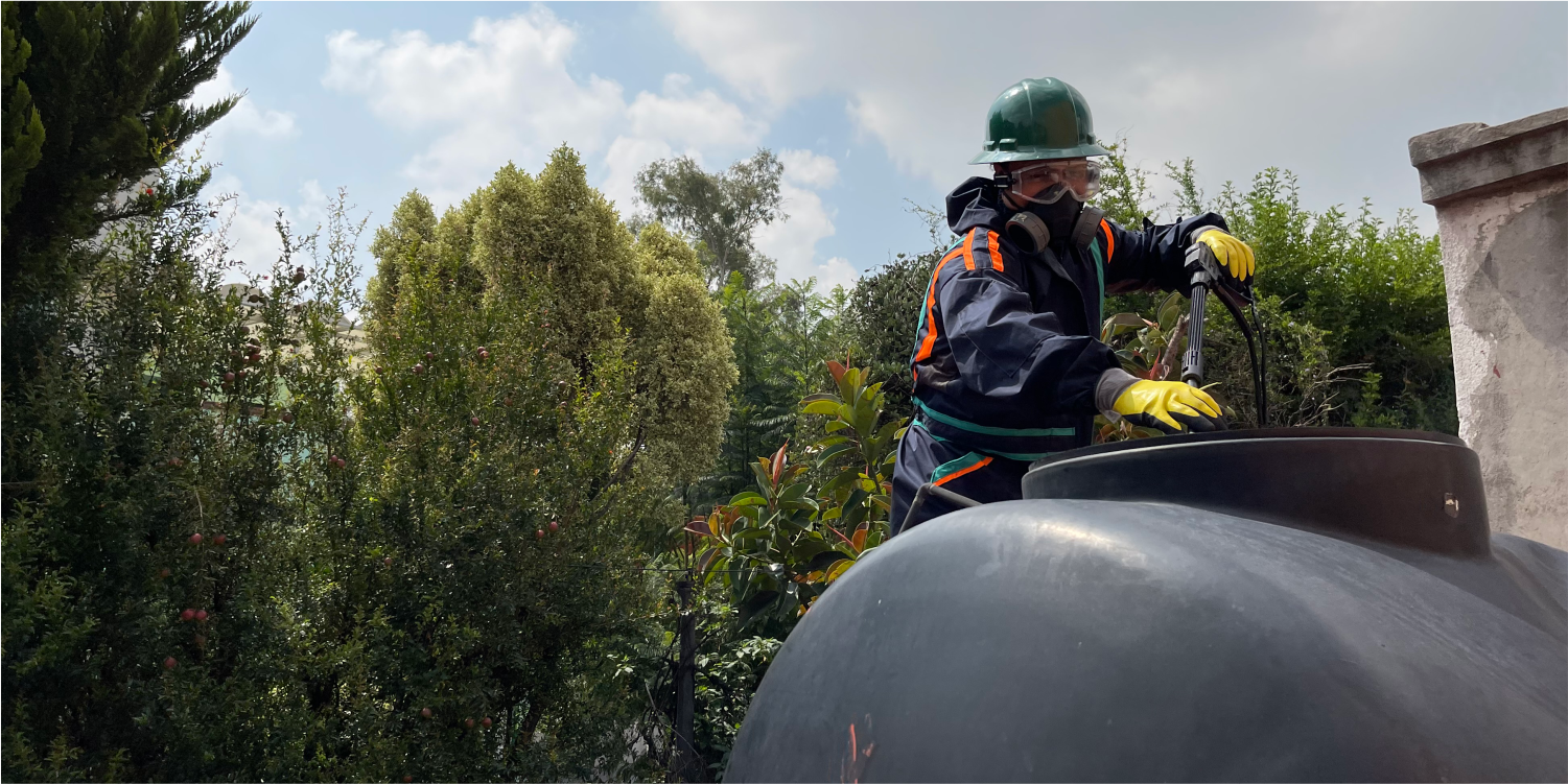 Operador realizando un enjuague durante el lavado de cisternas y tinacos en Chalco