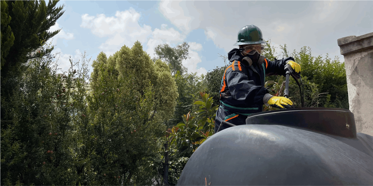 Operador realizando un enjuague durante el lavado de tinaco en Chalco