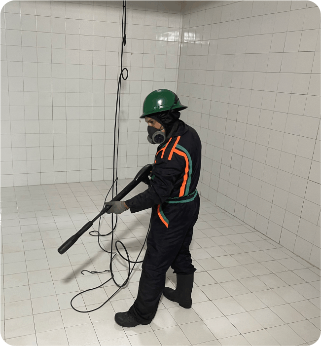 Operador realizando lavado de cisternas en Milpa Alta