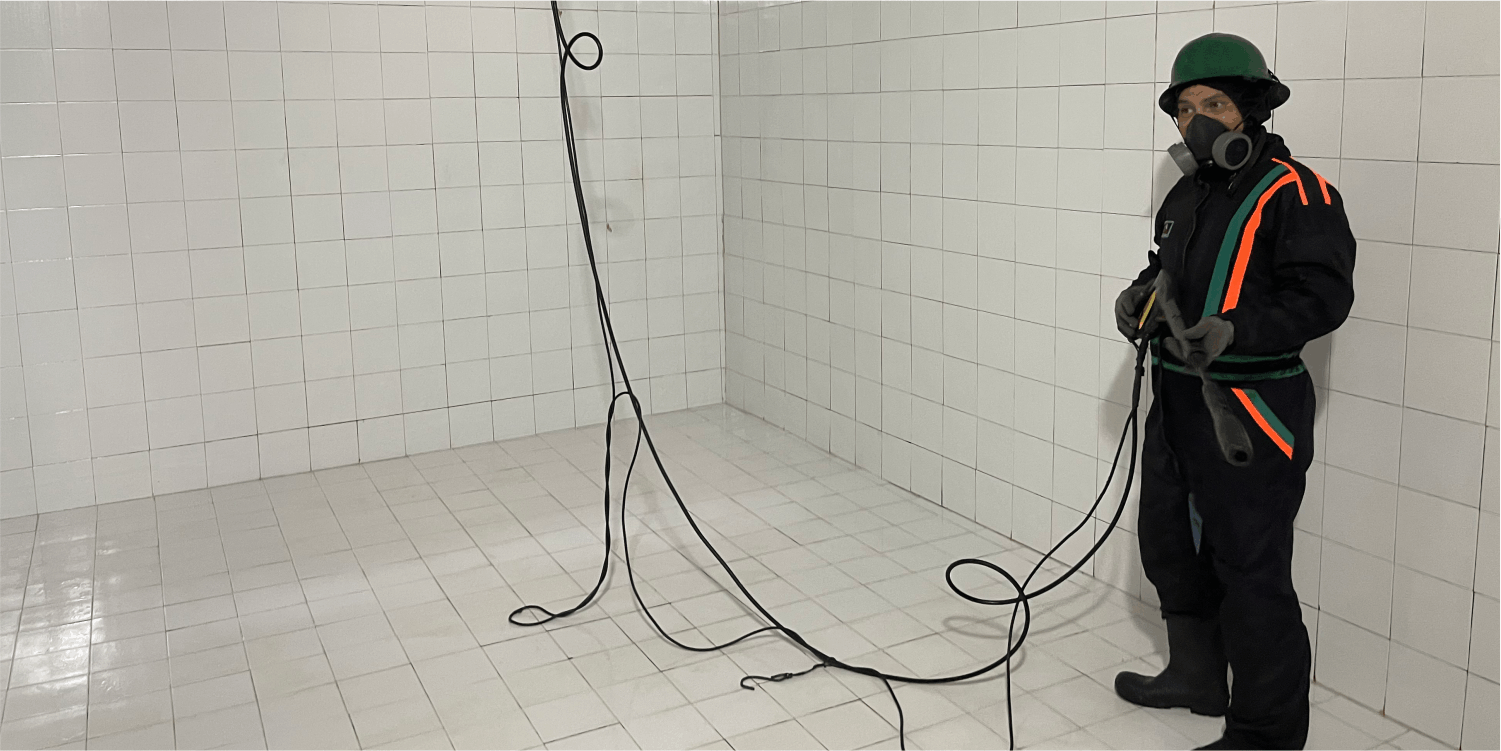 Operador realizando un servicio de lavado de cisternas en Tezoyuca