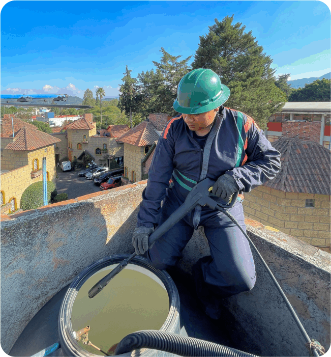 Operador realizando un lavado de tinacos en Iztapalapa