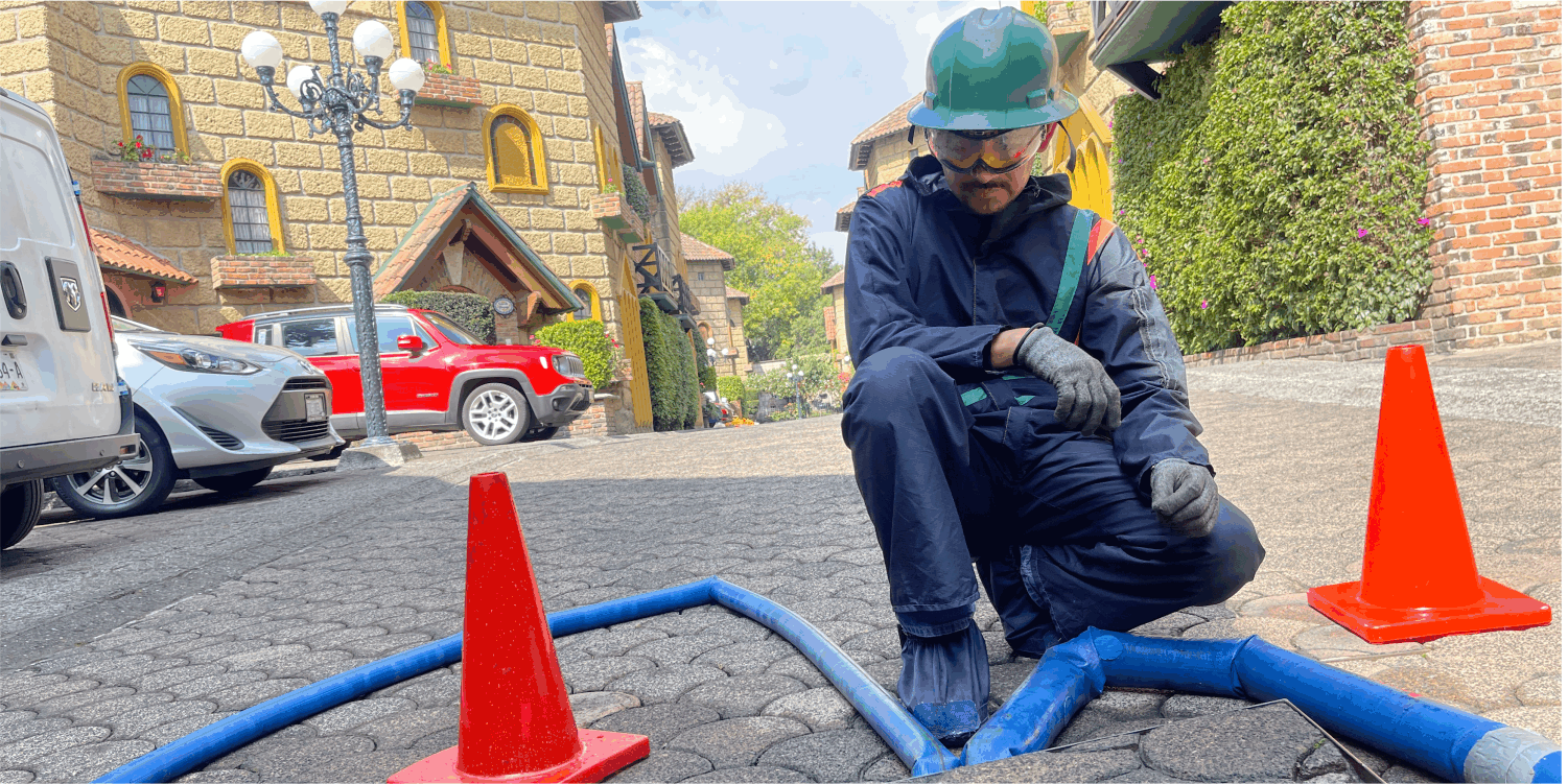 Operador realizando una limpieza de cisternas en Ixtapaluca
