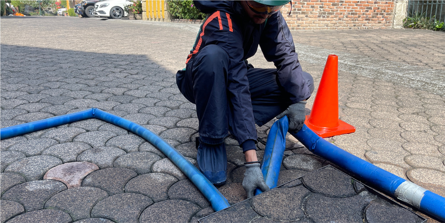 Operador realizando una limpieza de cisternas en Ixtapaluca
