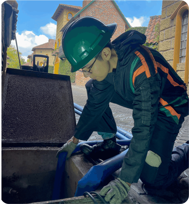 Operador revisando para hacer un lavado de cisternas