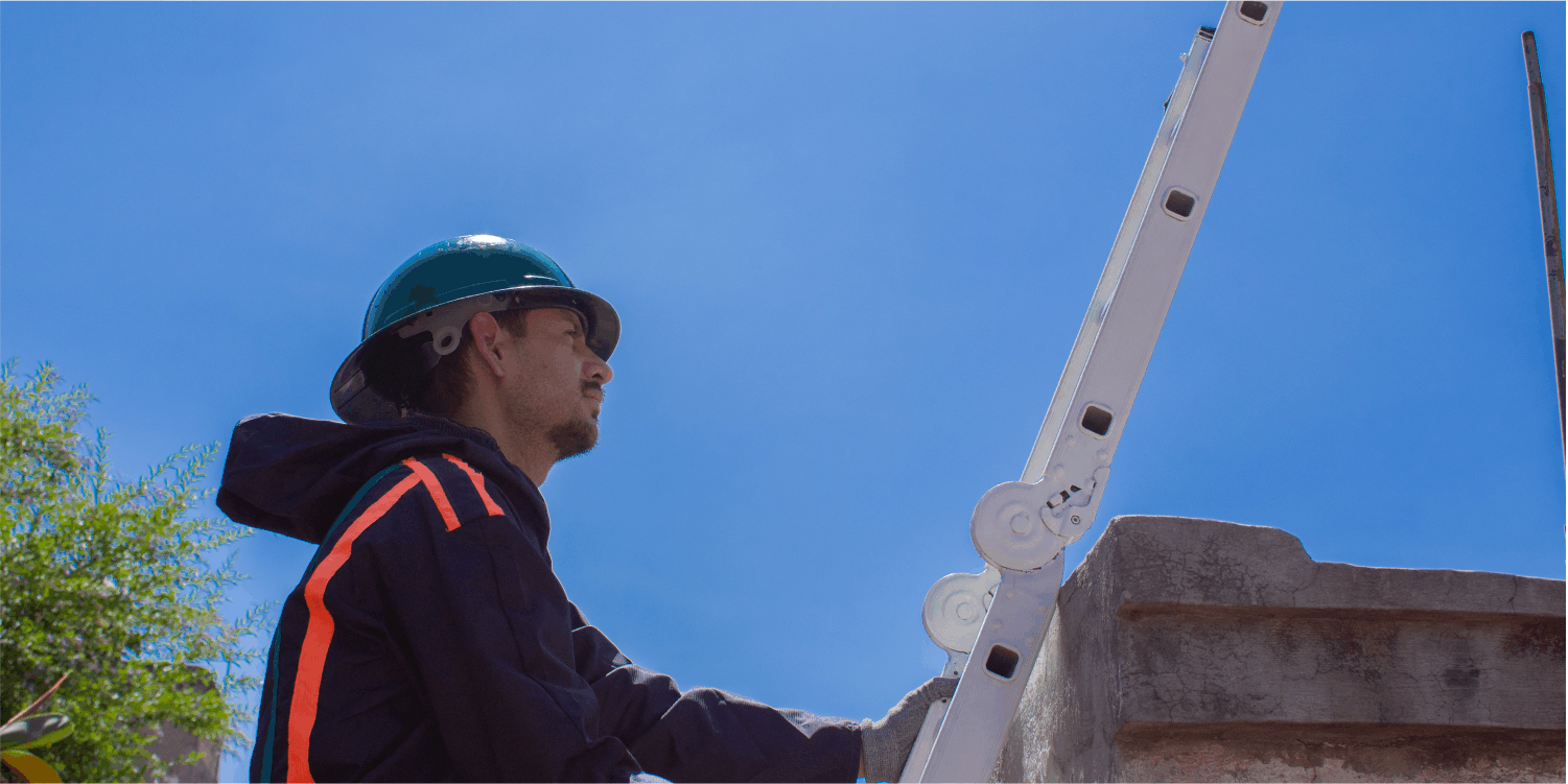 Operador subiendo a la azotea para realizar un lavado de tinacos en Toluca