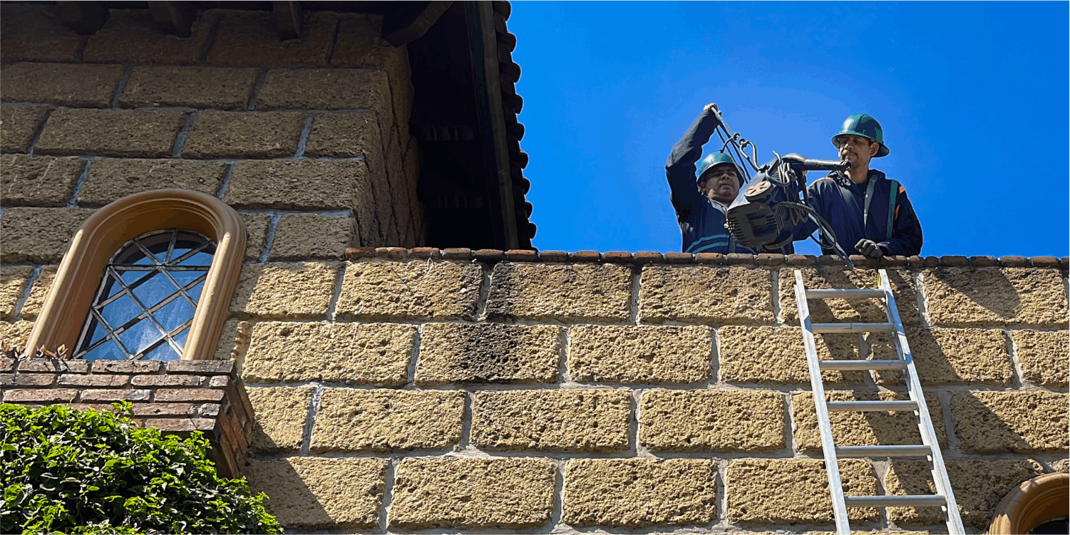 Operador subiendo su equipo para realizar un lavado de tinacos en Iztapalapa