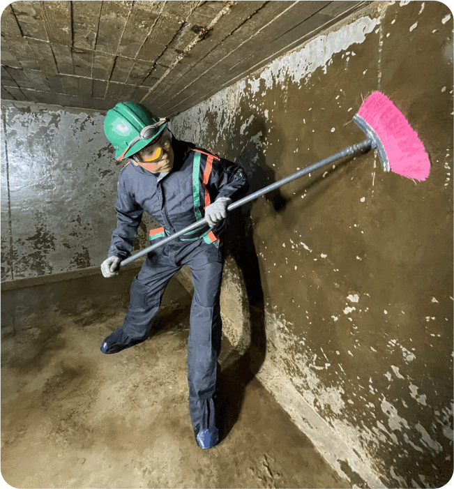 Operador realizando un tallado a cisterna durante el lavado de cisternas en Huehuetoca