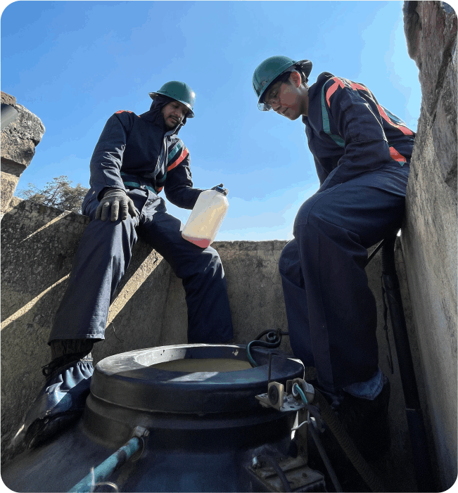 Operadores esperando a que el desinfectante actúe durante la limpieza de tinacos en Ecatepec