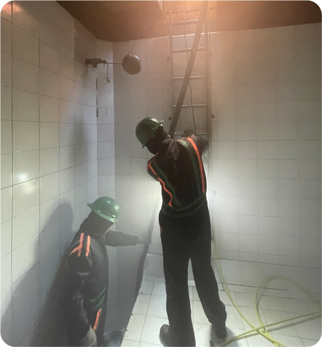 Operadores extraen residuos de cisterna durante el lavado de cisternas y tinacos en Naucalpan