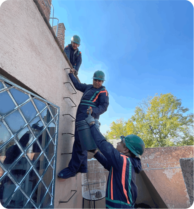 Operadores realizando un lavado de tinacos en Tlahuác