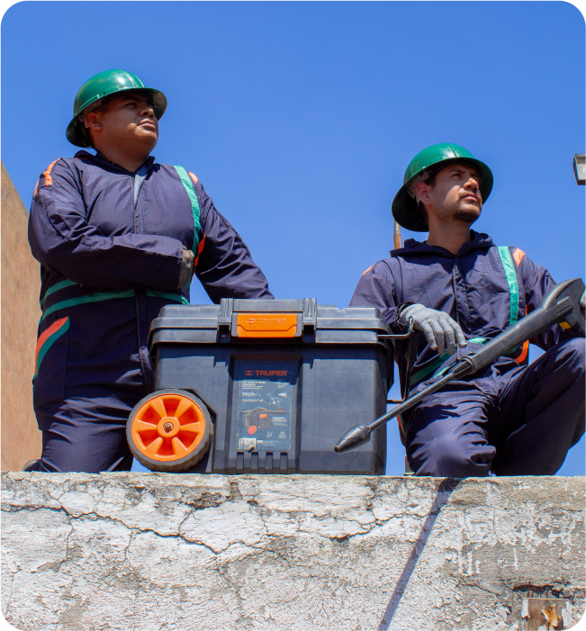 Operadores junto con herramientas para realizar un lavado de cisternas y tinacos en Coacalco