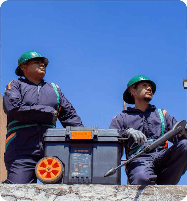 Operadores junto con herramientas para realizar un lavado de tinacos en Coacalco