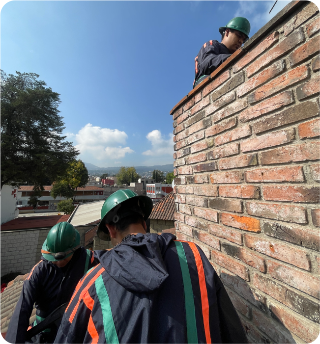 Operadores preparan las herramientas para un lavado de cisternas y tinacos en Lerma