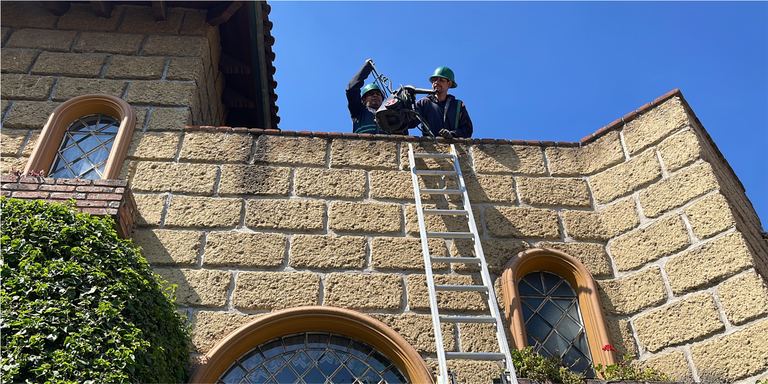 Operadores preparan las herramientas para el lavado de cisternas y tinacos en Tepotzotlán