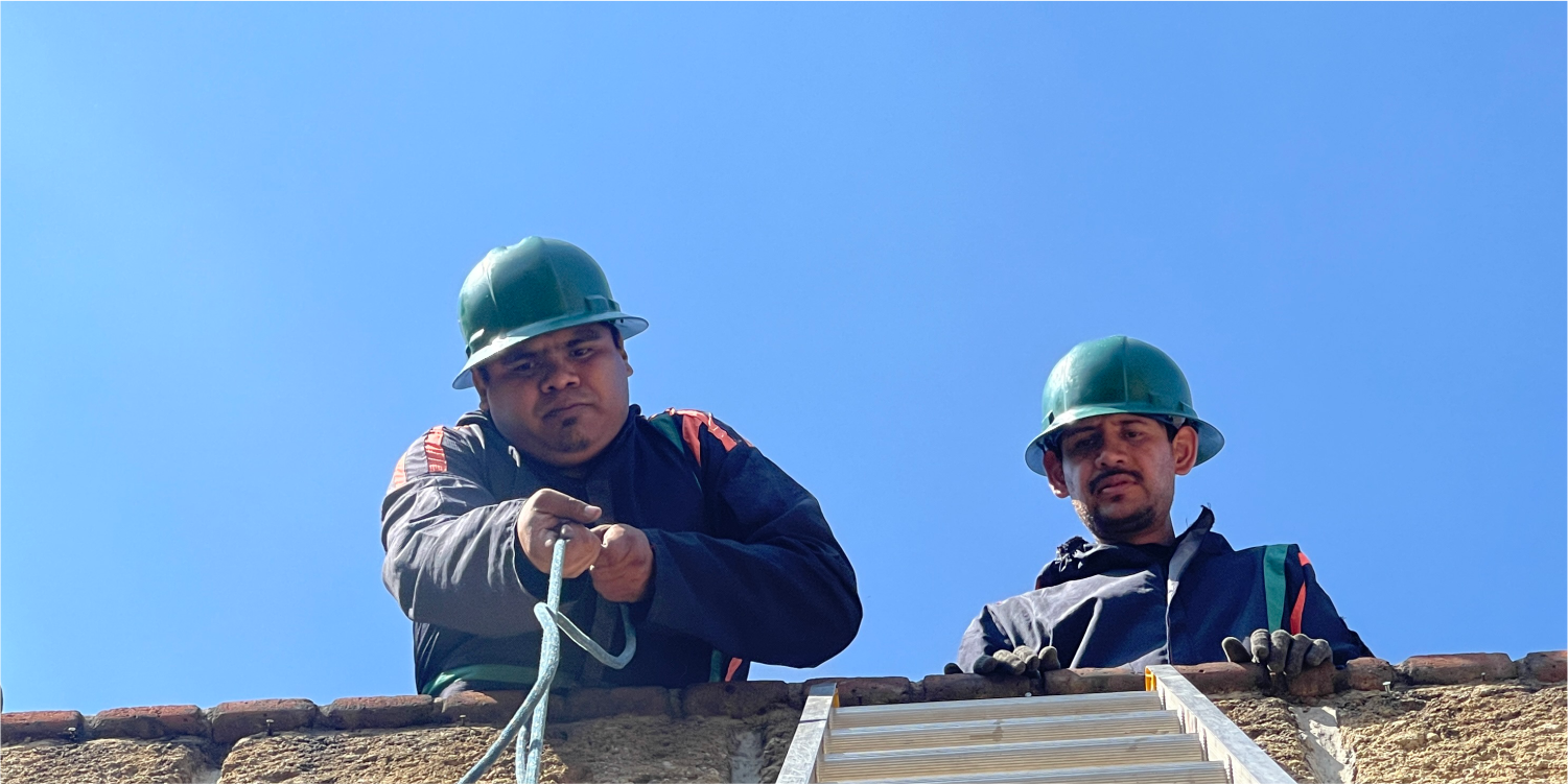 Operadores preparan herramientas para el lavado de cisternas y tinacos en Tultitlán