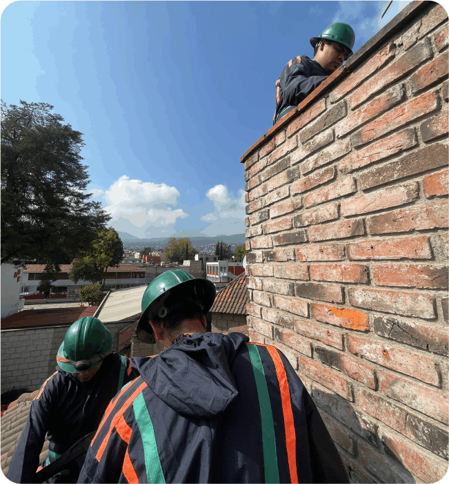 Operadores preparan las herramientas para un lavado de tinacos en Lerma