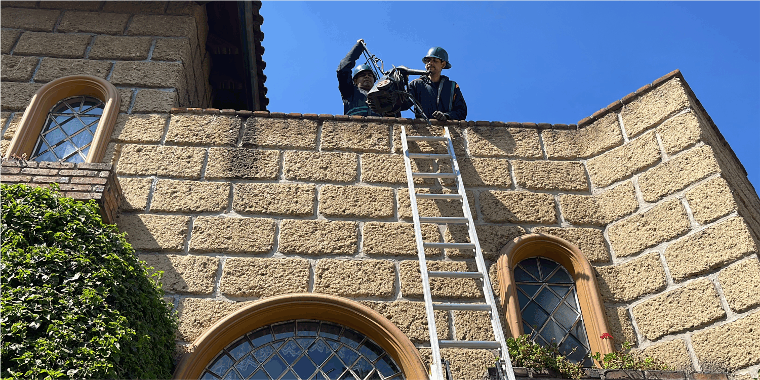Operadores preparan las herramientas para el lavado de tinacos en Tepotzotlán