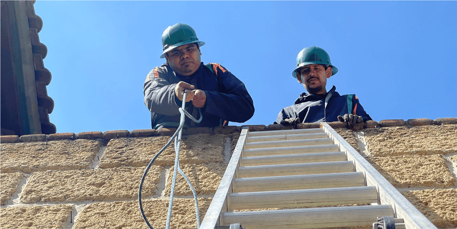 Operadores preparan las herramientas para el lavado de tinacos en Tultitlán