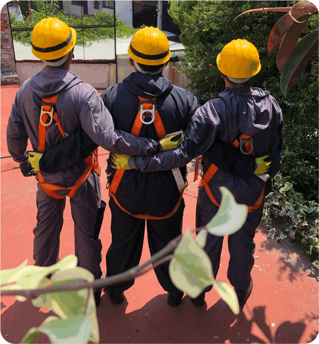 Operadores preparándose para la limpieza de cisternas en Valle de Chalco