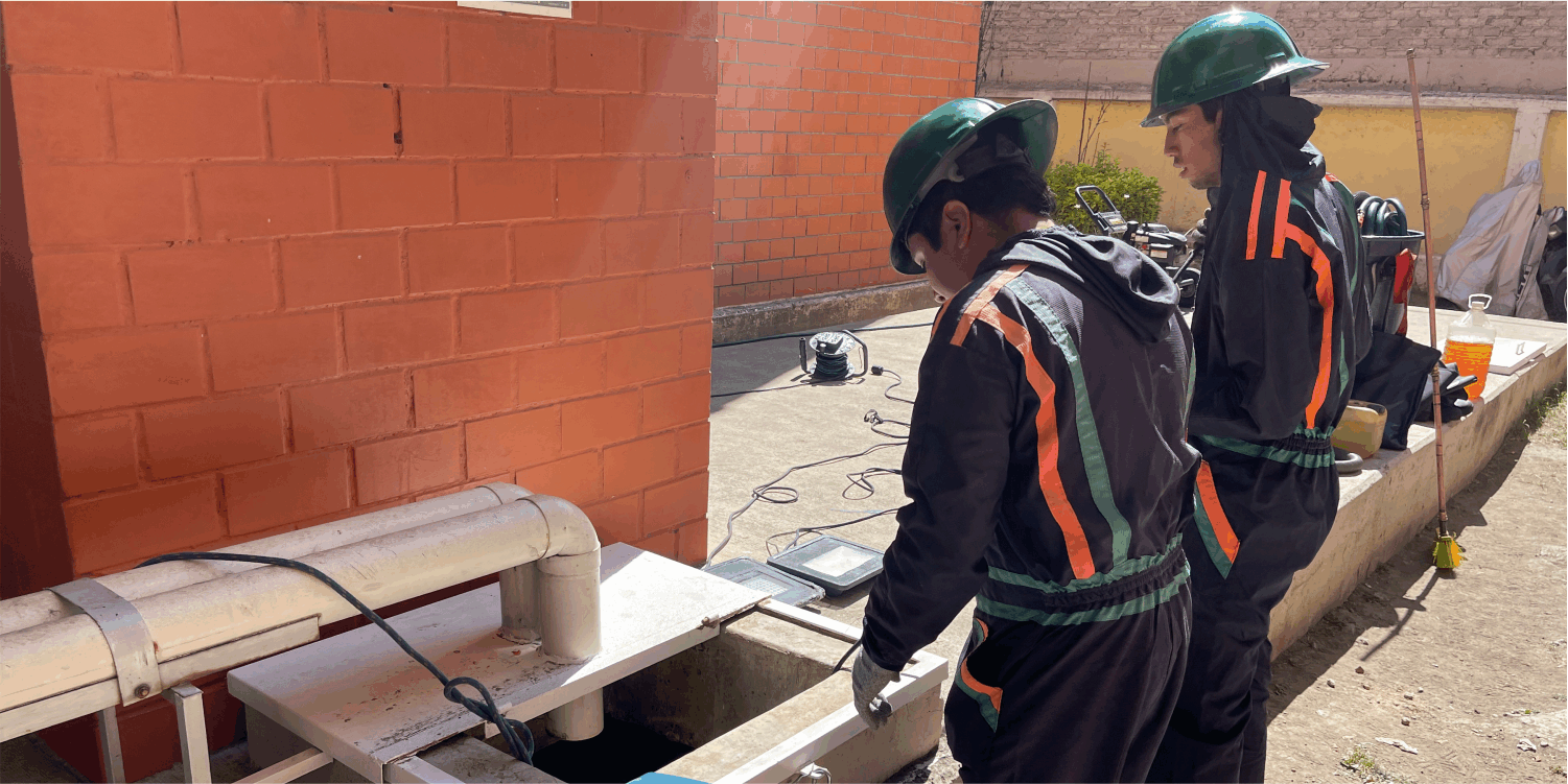 Operadores realizando la extracción de sedimentos durante el lavado de cisterna en Cuautitlán Izcalli