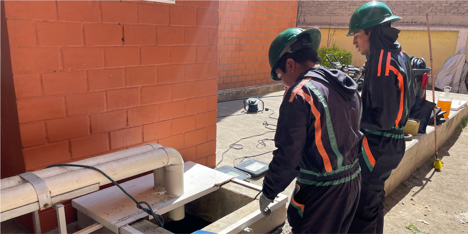 Operadores realizando la extracción de sedimentos durante el lavado de cisternas y tinacos en Cuautitlán Izcalli