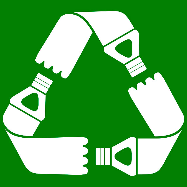 símbolo de reciclar hecho con botellas de plástico