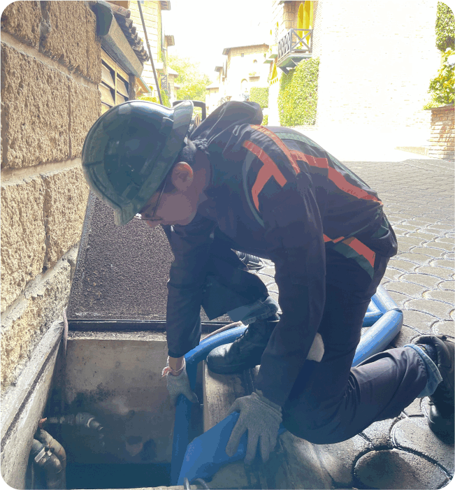 Técnico aspirando residuos durante un lavado de cisternas en Benito Juárez