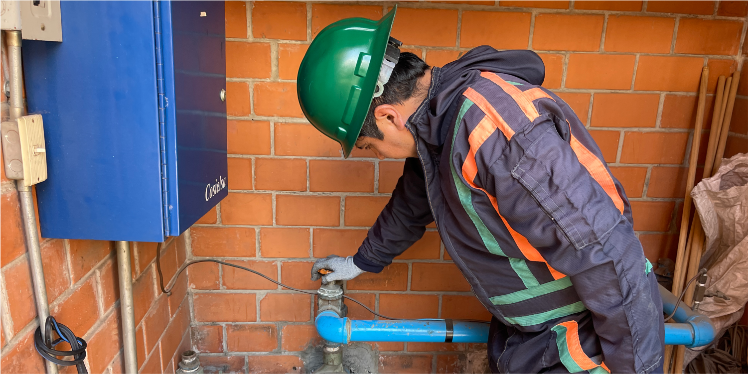 Técnico cerrando el paso del agua preparándose para la limpieza de cisternas y tinacos en Atizapán de Zaragoza
