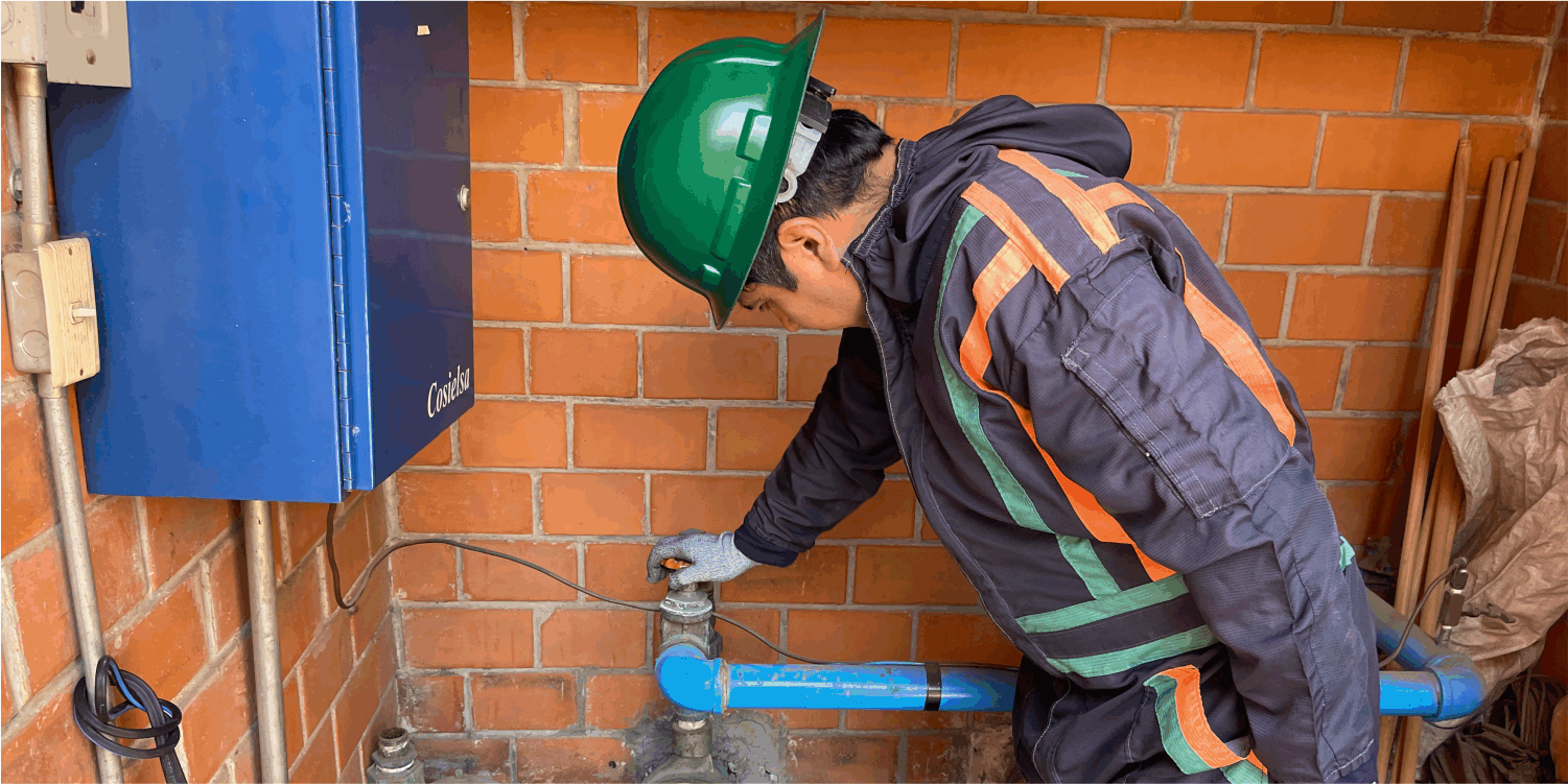 Técnico cerrando el paso del agua preparándose para la limpieza de tinacos en Atizapán de Zaragoza