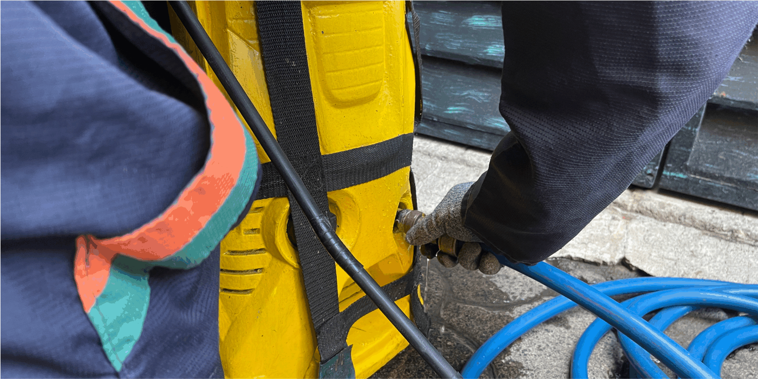 Técnico conecta herramienta de enjuague para el lavado de cisternas en Melchor Ocampo