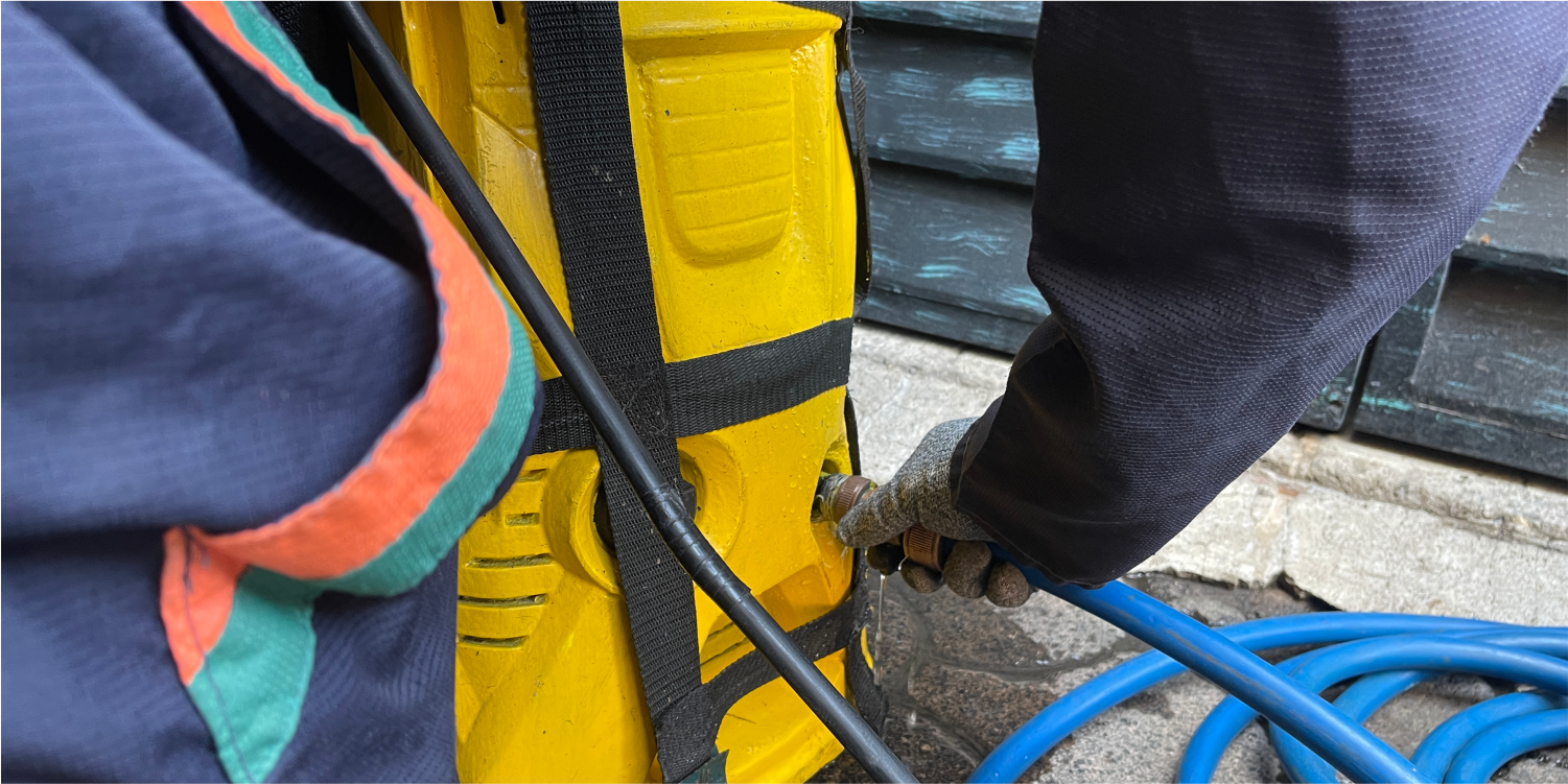 Técnico conecta herramienta de enjuague para el lavado de cisternas y tinacos en Melchor Ocampo