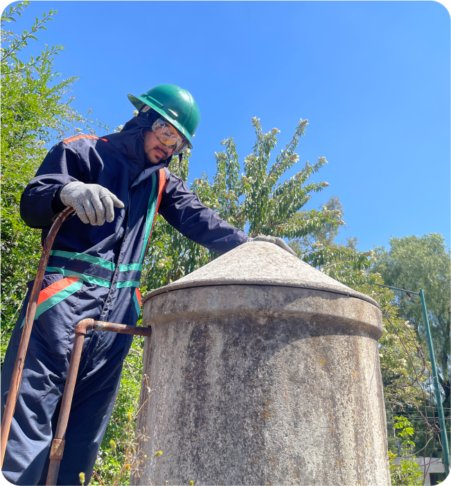 Técnico junto con depósito de concreto antes de un lavado de cisternas y tinacos en Chimalhuacán