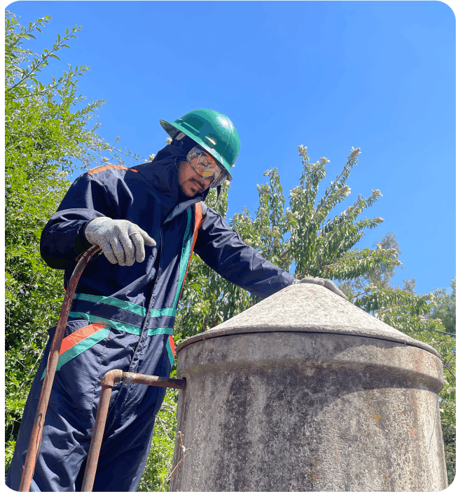 Técnico junto con depósito de concreto antes de un lavado de tinaco en Chimalhuacán
