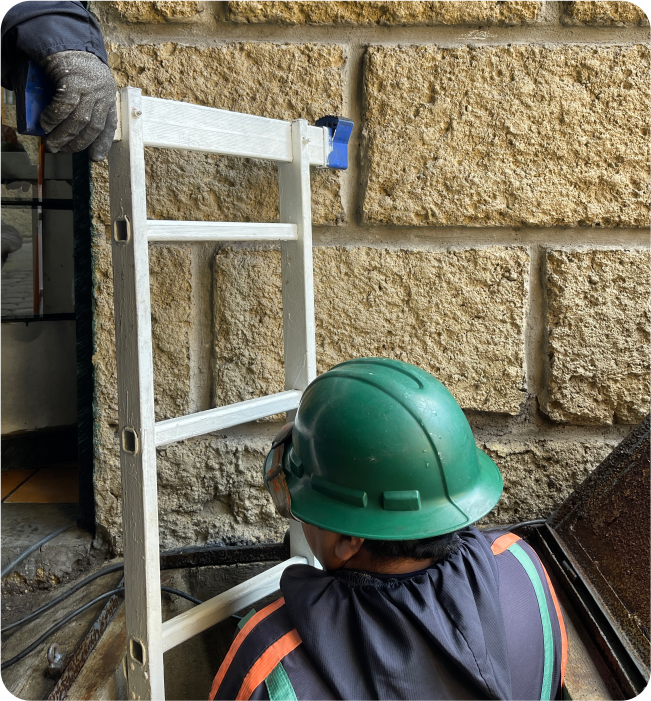Técnico descendiendo por escalera para realizar el lavado de cisternas y tinacos en Atizapán de Zaragoza