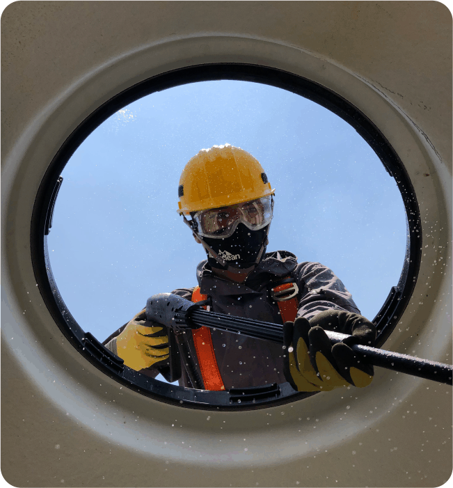 Técnico haciendo un enjuague durante una limpieza de tinacos en Tlalpan