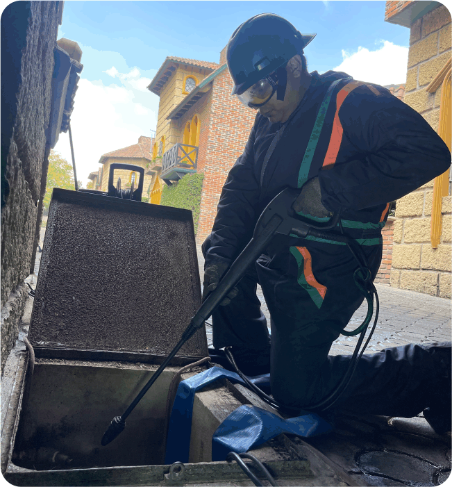 Técnico realiza un enjuague durante el lavado de cisternas en Huixquilucan