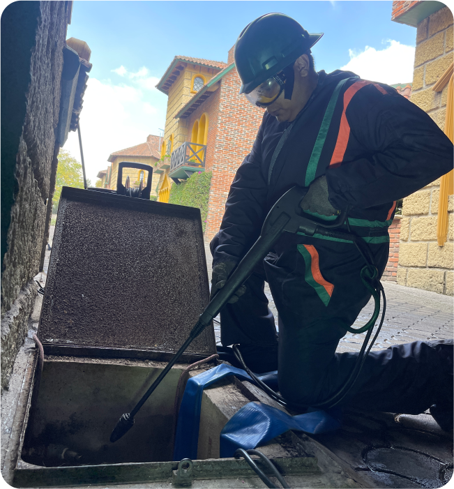 Técnico realiza un enjuague durante el lavado de cisternas y tinacos en Huixquilucan