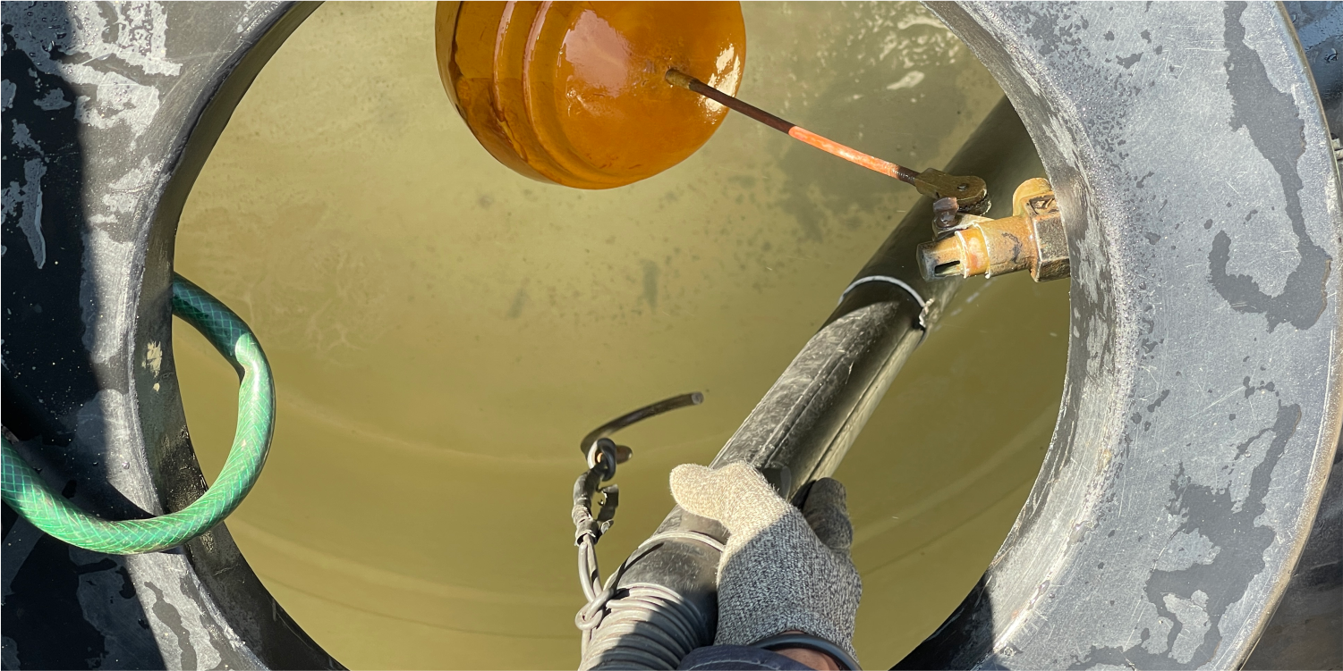 Técnico realiza enjuague durante la limpieza de cisternas y tinacos en Lerma