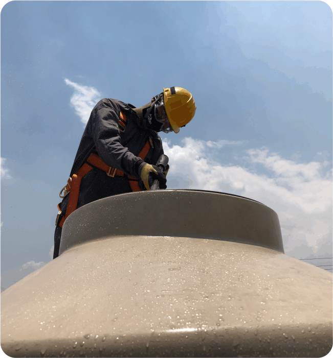 Técnico realiza enjuague durante la limpieza de tinaco en Chimalhuacán